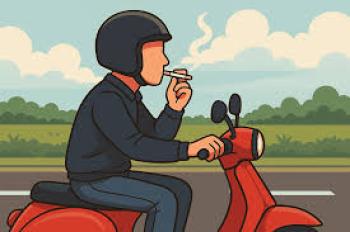 Bahaya Merokok Saat Berkendara, Kebiasaan Sepele yang Bisa Memicu Kecelakaan